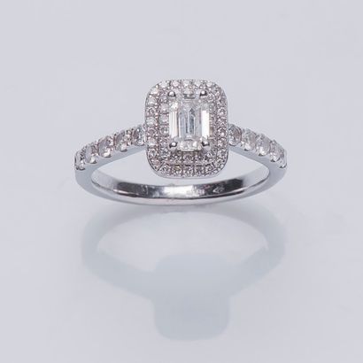 null Bague en platine (950 millièmes) sertie d'un diamant de taille émeraude dans...