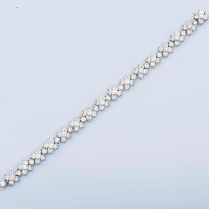 null GRAFF
Bracelet ligne en platine (950 millièmes) formé de fleurs stylisées serties...