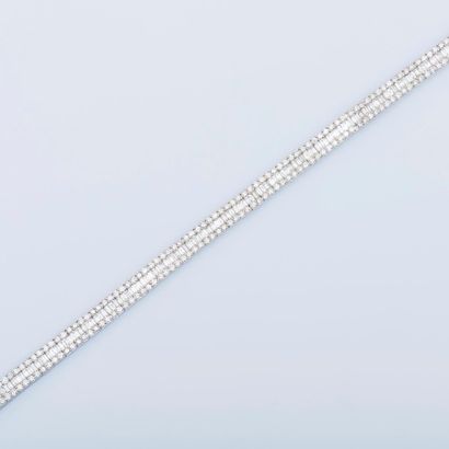 null Bracelet ligne en or gris 18 carats (750 millièmes) serti de diamants baguette...