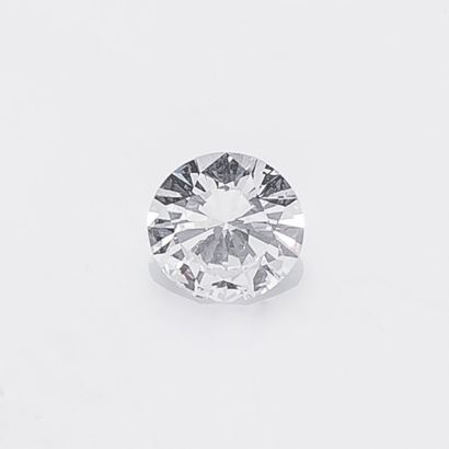 null Un diamant sur papier taillé en brillant, pesant 1,24 carat.

