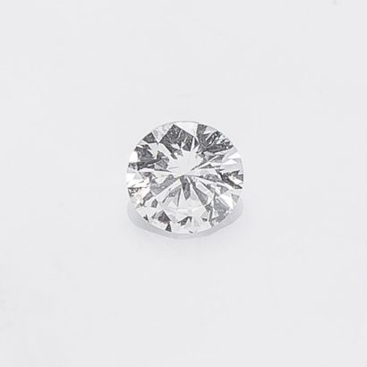 null Un diamant sur papier pesant 1,09 carat, taillé en brillant, couleur J, pureté...