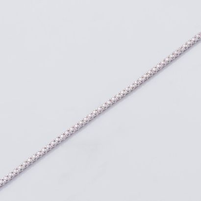 null Bracelet ligne en or gris 18 carats (750 millièmes) serti de diamants taillés...
