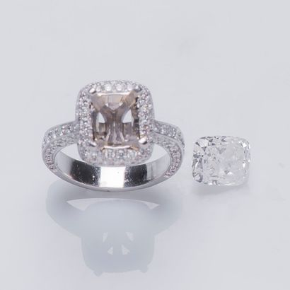 null Bague en platine (950 millièmes) sertie d'un diamant coussin pesant 3,14 carats,...