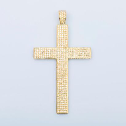 null Important pendentif croix en or jaune 18 carats (750 millièmes) pavée de diamants...
