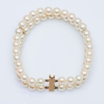 null Bracelet de deux rangs de perles de culture blanches rythmés de deux barrettes...