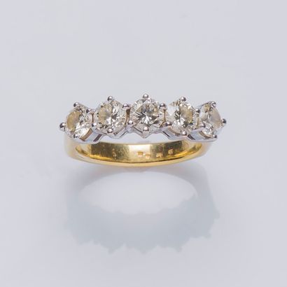 null Bague demi-alliance en or jaune 18 carats (750 millièmes) sertie de cinq diamants...
