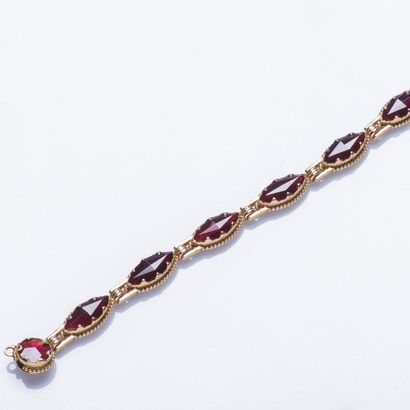 null Bracelet en or jaune 18 carats (750 millièmes) composé de maillons navette perlés...
