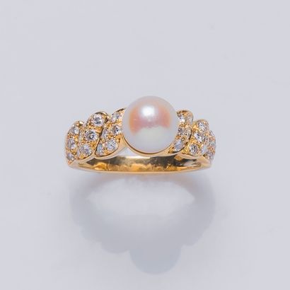 null Bague en or jaune 18 carats (750 millièmes), l'anneau torsadé pavé de diamants...
