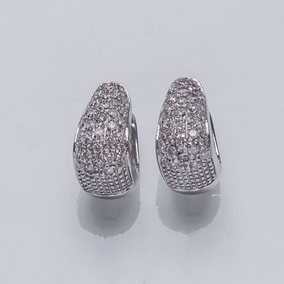 null Paire de boucles d'oreilles en or gris 18 carats (750 millièmes) pavées de diamants...