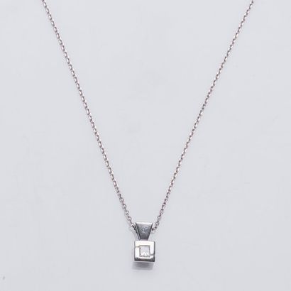 null Chaîne et pendentif carré en or gris 18 carats (750 millièmes), orné d'un diamant...