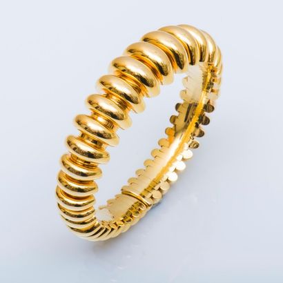 null BULGARI

Bracelet jonc articulé et ouvert en or jaune 18 carats (750 millièmes)...