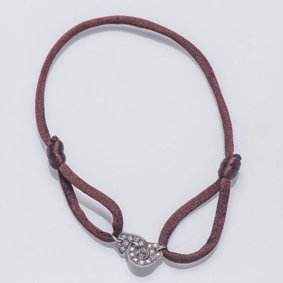 null DINH VAN

Bracelet "Menotte R8", formé d'un cordon ajustable marron et de deux...