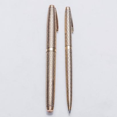 null SHEAFFER

Parure de stylos en métal doré guilloché de croisillons, l'un à plume,...