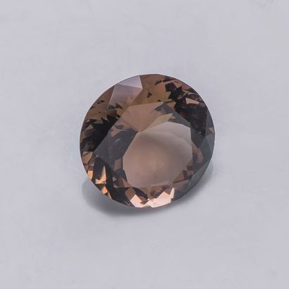 null Un quartz brun rond pesant 34,5 carats.