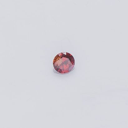 null Un diamant orange foncé légèrement rouge traité taillé en brillant d'environ...