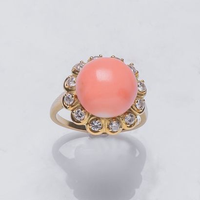 null Bague fleur en or jaune 18 carats (750 millièmes) sertie d'un cabochon de corail...