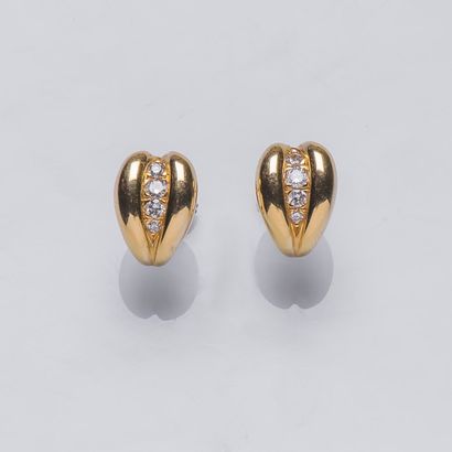 null Paire de boucles d'oreilles en or jaune 18 carats (750 millièmes) formant une...