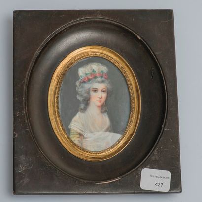 null L. GERARD

Portrait de femme aux cheveux gris

Miniature ovale signée en bas...