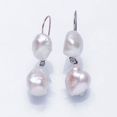 null Paire de pendants d'oreilles or gris 18 carats (750 millièmes) et platine (950...