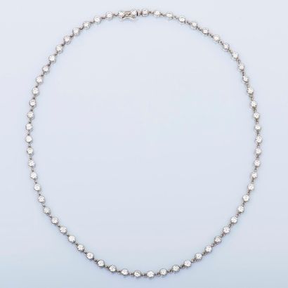 null CARTIER LONDRES

Collier ligne en or gris 18 carats (750 millièmes) serti de...