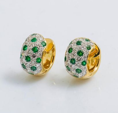 null Paire de boucles d’oreilles petites créoles en or jaune 18 carats (750 millièmes)...