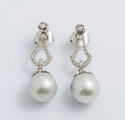 null Paire de pendants d’oreilles en or gris 18 carats (750 millièmes) formés d’un...