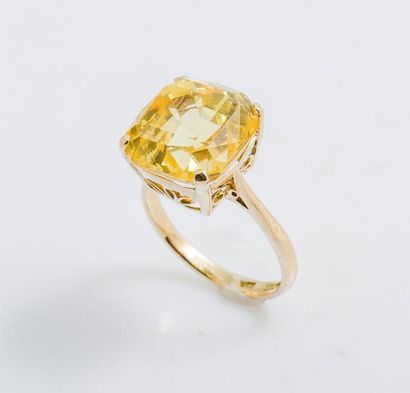 null Bague en or jaune 14 carats (585 millièmes) sertie d’un saphir jaune de Ceylan...