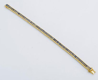  Bracelet ligne en or jaune 18 carats (750 millièmes) serti de saphirs rectangulaires...