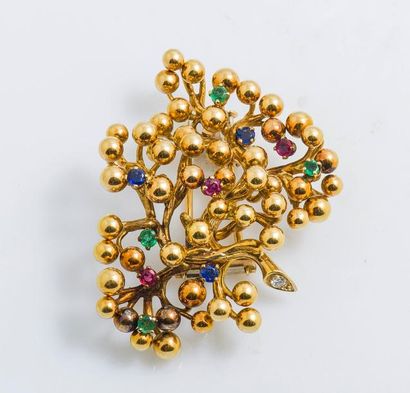 BOUCHERON Clip de revers formant une branche fleurie en or jaune 18 carats (750 millièmes)...