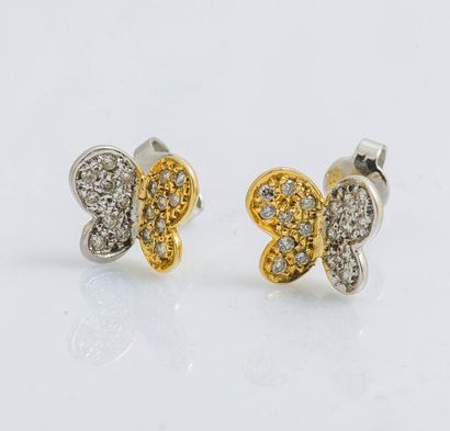  Paire de boutons d’oreilles en or gris et or jaune 14 carats (585 millièmes) ornés...