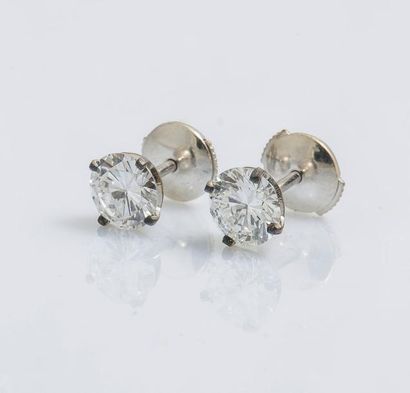  Paire de puces d’oreilles en or gris 18 carats (750 millièmes) serties d’un diamant...