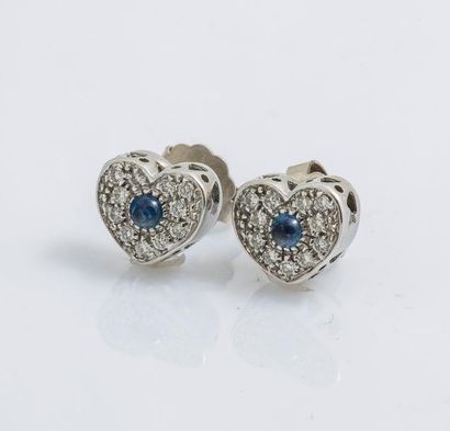 null Paire de boutons d’oreilles coeur en or gris 18 carats (750 millièmes) pavés...