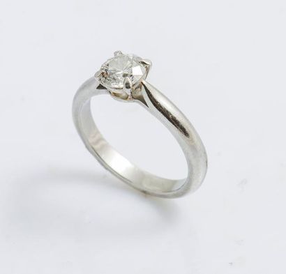 null Bague solitaire en platine (950 millièmes) ornée d’un diamant taillé en brillant...