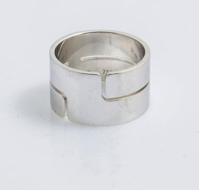 DINH VAN Bague «Seventies» en gris 18 carats (750 millièmes) formée d’un large anneau...