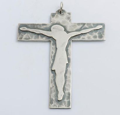 JEAN DESPRES Important pendentif croix en métal argenté martelé sur laquelle se détache...