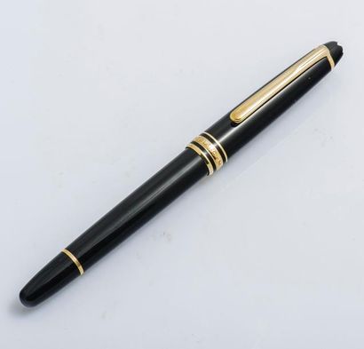 MONTBLANC Stylo plume Meisterstuck 4810 corps en résine noire et attributs en métal...