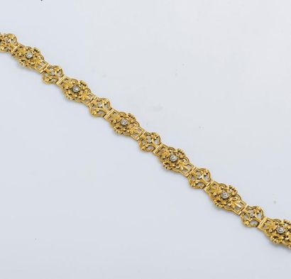 null Bracelet en or jaune 18 carats (750 millièmes) ajouré et ciselé à décor de fleurs...