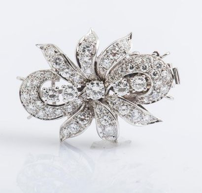 null Fermoir en or gris 18 carats (750 millièmes) formant une fleur stylisée sertie...
