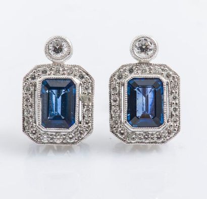 null Paire de boucles d’oreilles en or gris 18 carats (750 millièmes), chacune sertie...