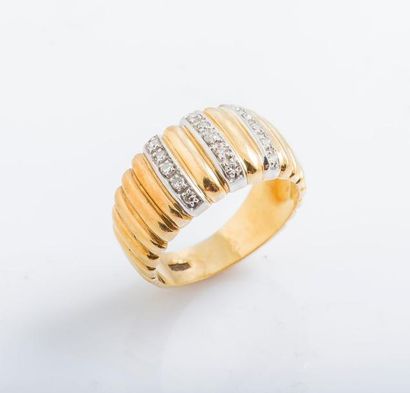 null Bague en or jaune 18 carats (750 millièmes) godronnée et sertie de trois lignes...