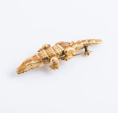null Broche crocodile articulée en or jaune 18 carats (750 millièmes) à décor ciselé...