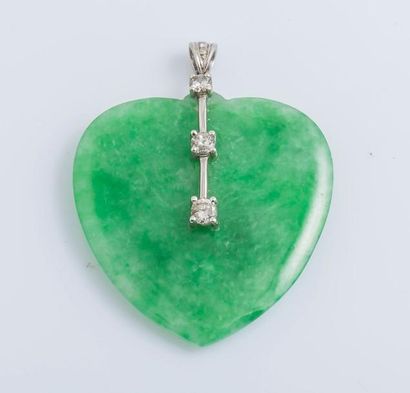 null Pendentif cœur en or gris 18 carats (750 millièmes) orné d’un cœur en jade rehaussé...