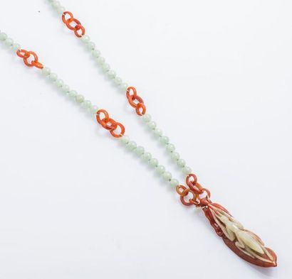 null Sautoir de perles de jade céladon alternées d’anneaux en jade brun et agrémenté...