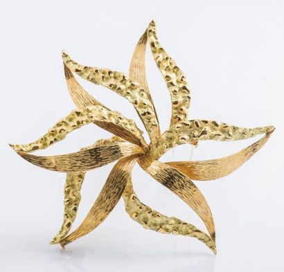 CHAUMET Broche en or jaune 18 carats (750 millièmes) formant une fleur stylisée à...