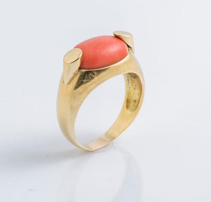 null Bague jonc bombée en or jaune 18 carats (750 millièmes) sertie d’un cabochon...