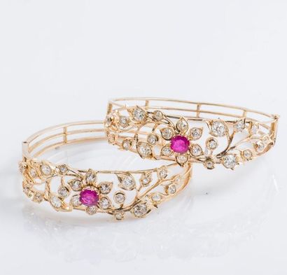 null Paire de bracelets joncs ouvrant en or rose 14 carats (585 millièmes) ornés...