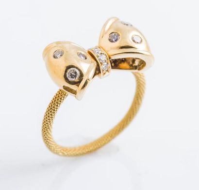 null Bague composée d’un anneau texturé et d’un nœud en or jaune 18 carats (750 millièmes)...