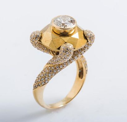 null Bague en or jaune 18 carats (750 millièmes) composée d’un élément en or en forme...