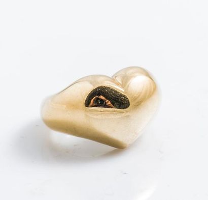 CHAUMET Bague cœur en or jaune 18 carats (750 millièmes) formant un motif de cœur...