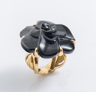 CHANEL Bague «Camélia» en or jaune 18 carats (750 millièmes), l’anneau ajouré à décor...